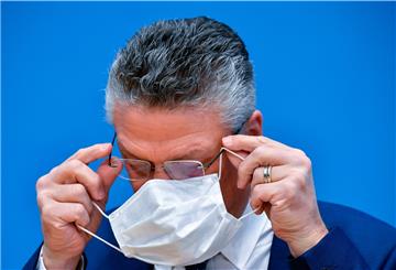 Berlin: Lothar Wieler, Präsident des Robert Koch-Instituts (RKI), kommt zu einer Pressekonferenz und nimmt seine Maske ab.