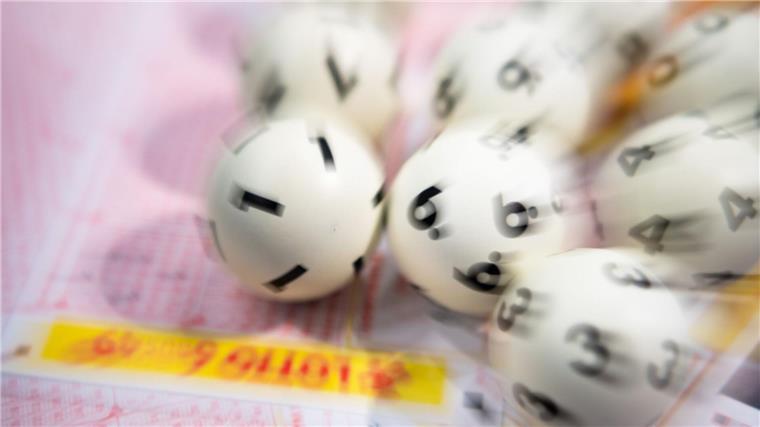 Sechs Richtige in Kreisen Peine und Helmstedt getippt Lotto-Kugeln liegen auf einem Lottoschein.