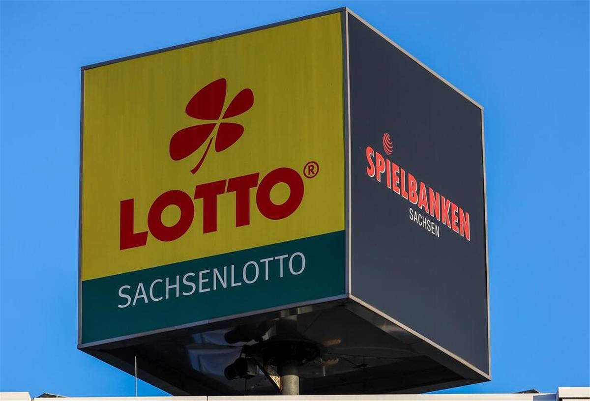 Lottospielen wird teurer! Hier steigt die Bearbeitungsgebühr nun spürbar Die Logos von Sachsenlotto und den Spielbanken Sachsen drehen sich auf dem Dach der Zentrale.