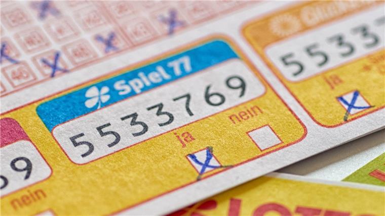 Glückspilz gewinnt über eine Million Euro im Spiel 77 Lottoschein mit Zusatzlotterie Spiel 77.