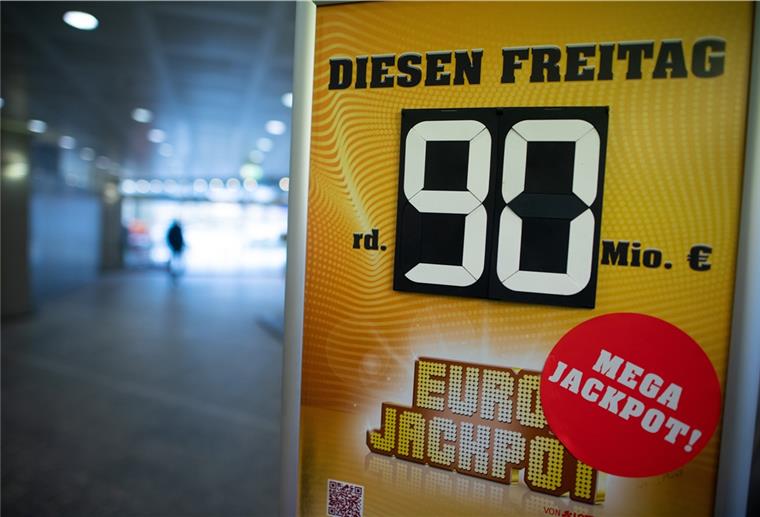 Eurojackpot ist mit 90 Millionen Euro gefüllt Ein Schild weißt auf den Eurojackpot von rund 90 Millionen Euro hin.