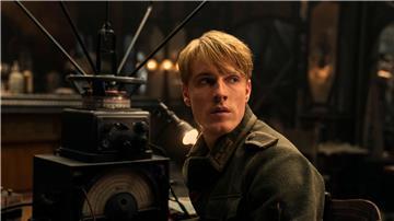 Louis Hofmann als der junge Werner in einer Szene aus „Alles Licht, das wir nicht sehen“.