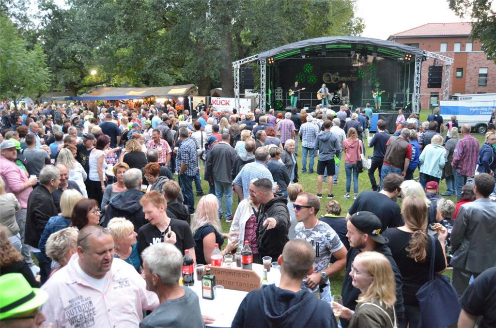 LoxRock: Zum Abend wurde der Gertrudenpark in Loxstedt immer voller. Foto: Schmo...