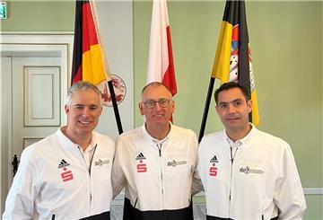Loxstedts Bürgermeister Detlef Wellbrock (Mitte) wurde für weitere drei Jahre zum Teamchef der Deutschen Fußball-Nationalmannschaft der Bürgermeister gewählt; rechts der neue zweite Vorsitzende Steffen Bochinger (Baden-Württemberg), links sein Vorgänger Dennis Junk.