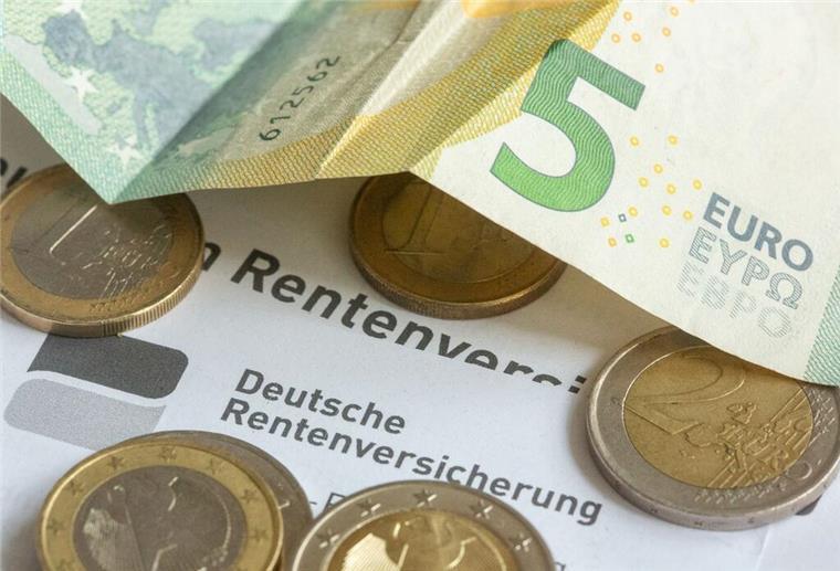 Symbolbild mit Geld auf einem Brief der deutschen Rentenversicherung. 