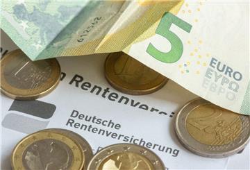 Symbolbild mit Geld auf einem Brief der deutschen Rentenversicherung. 