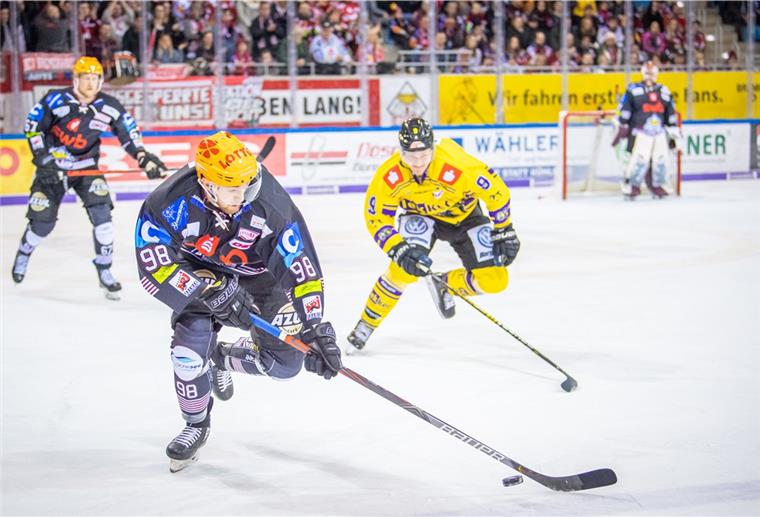 Pinguins starten gegen Krefeld in den MagentaSportCup Luca Gläser (links) bekommt es mit den Fischtown Pinguins am 11. November zum Auftakt des MagentaSportCups mit den Krefeld Pinguinen zu tun.