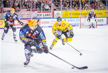 Luca Gläser (links) bekommt es mit den Fischtown Pinguins am 11. November zum Auftakt des MagentaSportCups mit den Krefeld Pinguinen zu tun.