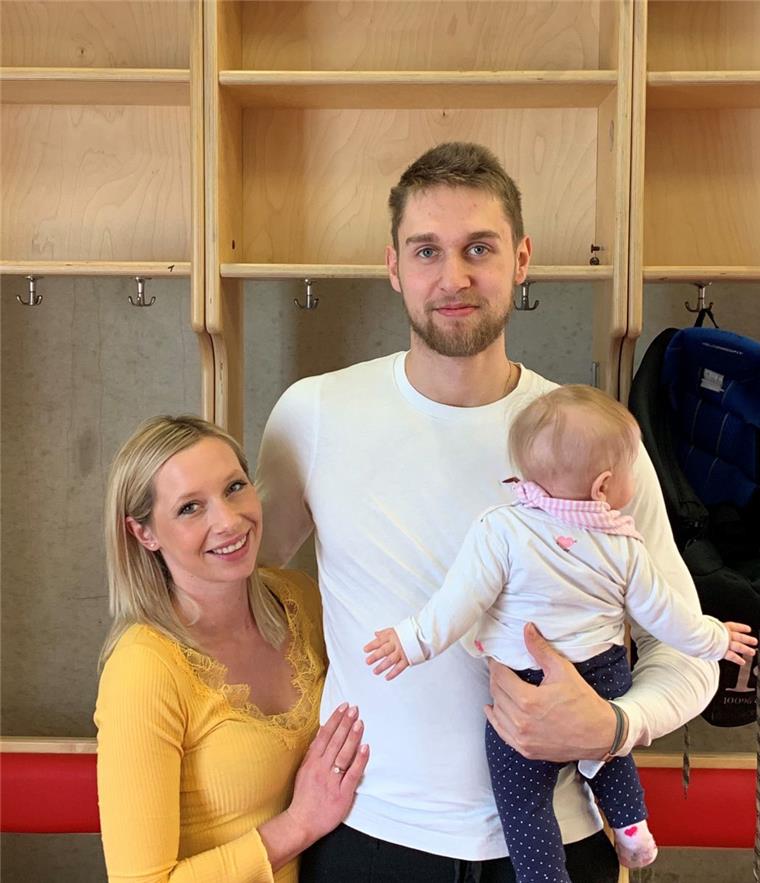 Luca Gläser mit Ehefrau Selina und Töchterchen Mia bei seinem Antrittsbesuch in Bremerhaven.