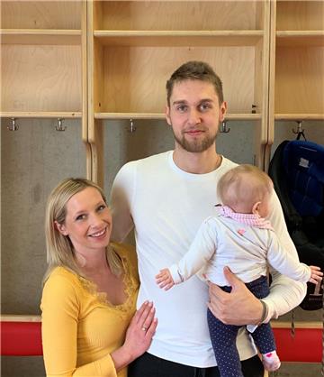 Luca Gläser mit Ehefrau Selina und Töchterchen Mia bei seinem Antrittsbesuch in Bremerhaven.