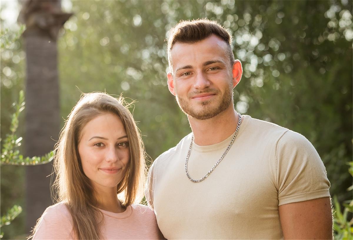 Corona bei Love Island - Luca aus Debstedt schnappt sich Melina Luca und Melina sind nach der ersten Folge ein Paar.