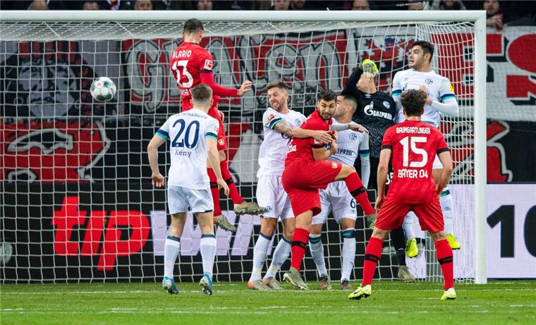 Lucas Alario (2. von links) köpft an Schalkes Torwart Alexander Nübel und mehreren Schalker Spielern vorbei  ins Tor zum 1:0.