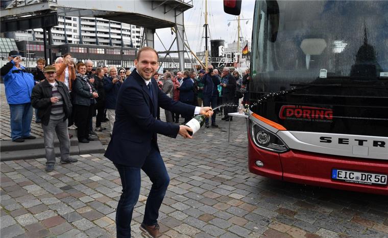 Lucas Döring tauft in Bremerhaven seinen Bus. 