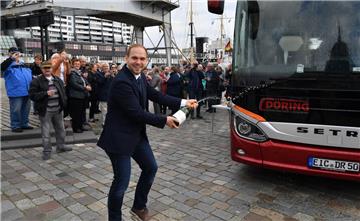 Lucas Döring tauft in Bremerhaven seinen Bus. 