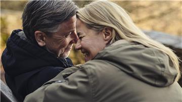 Lucas (Tim Roth) und Edith (Trine Dyrholm) finden im Film „Poison - Eine Liebesgeschichte“ nach dem Tod ihres Sohnes wieder zusammen.