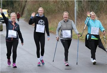 Lucia Budde, Cinja Frenkel, Elke Frenkel und Marion Armutat (von links) beim Silvesterlauf in Nordenham