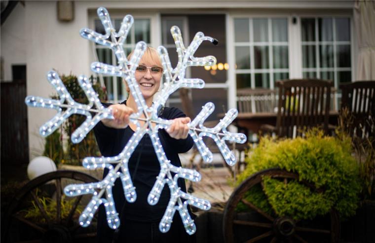 Das "Weihnachtshaus" in Bremerhaven leuchtet bald wieder Lucina Wojtkowiak (21) zeigt die Weihnachtsdekoration, mit der ihre Familie in diesem Jahr erneut für Lichterglanz zur Adventszeit in Speckenbüttel sorgen will.