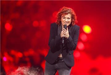 Lucy Diakovska kümmert sich gerne um ältere Hunde.