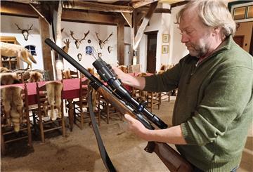 Lüder Steinberg zeigt das Aufsatzgerät für das Jagdgewehr, mit dem er nachts Wildschweine genau sehen und jagen kann.