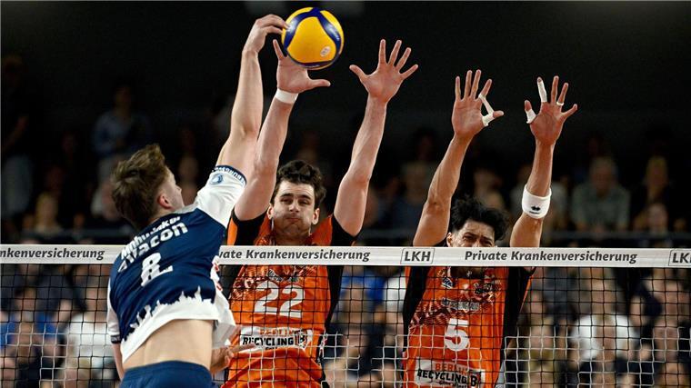 Lüneburgs Theo Mohwinkel gegen den Berliner Block mit Jake Hanes und Nehemiah Mote (r)