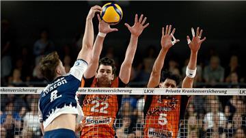 Lüneburgs Theo Mohwinkel gegen den Berliner Block mit Jake Hanes und Nehemiah Mote (r)
