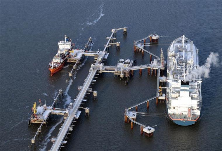 Unternehmer: LNG-Ausbau-Tempo sollte Vorbild sein Schiffe liegen an einem Anleger
