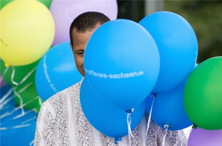 zeigten ihre Choreografie zu „99 Luftballons“ von Nena auch im Zeichen des Friedens. Am Ende ließen alle ihre Luftballons fliegen.