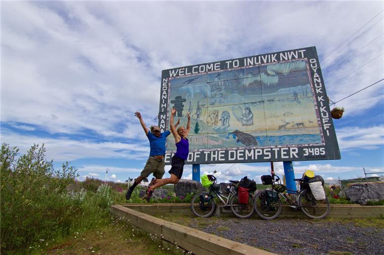 Luftsprünge vor Freude: Annika Wachter und Roberto Gallegos erreichen nach 13 Tagen das Ende des Dempster Highways in Kanada. Foto Wachter