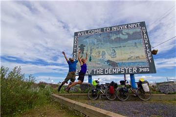 Luftsprünge vor Freude: Annika Wachter und Roberto Gallegos erreichen nach 13 Tagen das Ende des Dempster Highways in Kanada. Foto Wachter