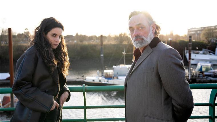 Der Sizilianer aus dem Alten Land - und Helen Dorns Vater Luisa Vizzante (Liane Forestieri) versucht Toni Vizzante (Peter Benedict) im ZDF-Krimi „Helen Dorn - Der deutsche Sizilianer“ zu überzeugen, aus Deutschland zu verschwinden.
