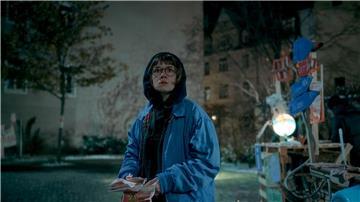 Luise Kogan (Lea Drinda) verteilt Flyerin einer Szene der Serie „Wer wir sind“.