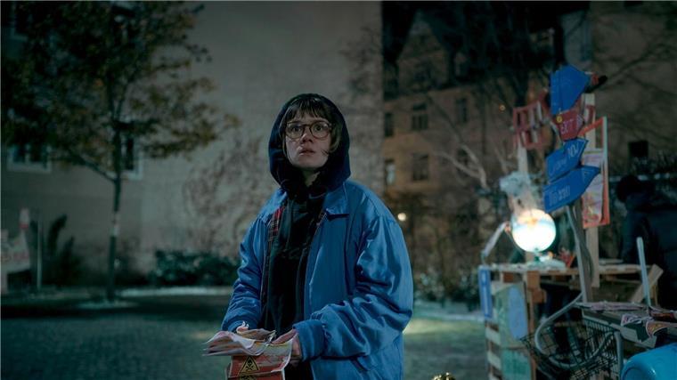 Luise Kogan (Lea Drinda) verteilt Flyerin einer Szene des Thrillers „Wer wir sind“ .