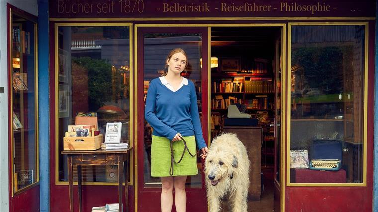 Eine Liebeserklärung an die Provinz Luise (Luna Wedler) lebt mit ihrem Hund Alaska im Westerwald.