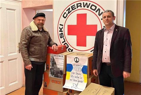 Lukas Baranowski aus Bremerhaven (links) hat kurz vor Ostern jede Menge Hilfsgüter in die Ukraine gebracht. Im Grenzlager Kroscienko hat er alles mit dem polnischen Rotkreuz-Geschäftsführer Maciej Maruszak (rechts) koordiniert. 