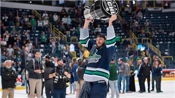 Lukas Kälble mit dem Kelly Cup.