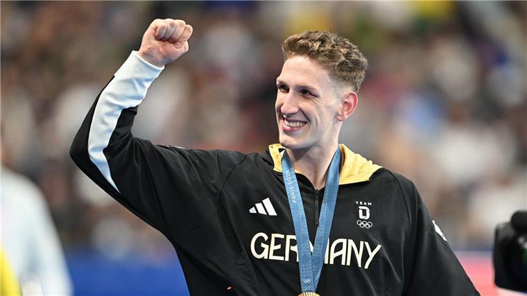 Tränen, Jubel, keine Party: Märtens und der Gold-Triumph Lukas Märtens bejubelt seinen Olympiasieg - viel gefeiert hat er aber nicht.