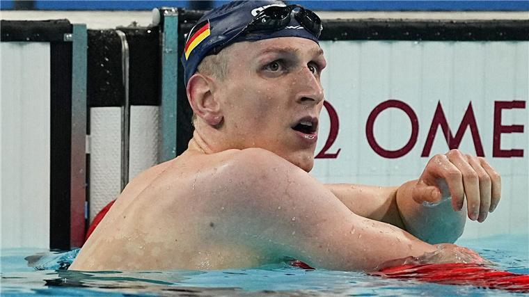 Lukas Märtens freut sich über einen Weltrekord über 400 Meter Freistil.