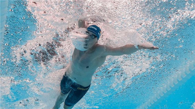 Lukas Märtens verbessert über 800 Meter Freistil den deutschen Rekord.