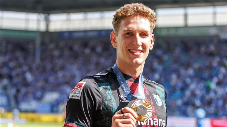Neuer Duft in Singapur? Märtens schwimmt als WM-Favorit Lukas Märtens wurde auch bei seinem Lieblingsclub 1. FC Magdeburg geehrt.
