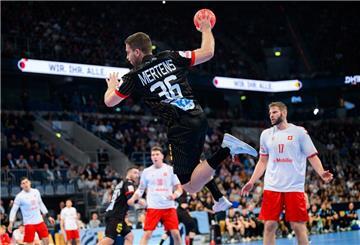Handball: EM-Qualifikation, Deutschland - Schweiz, 2. Qualifikationsrunde, Gruppe 7, 1. Spieltag, Deutschlands Lukas Mertens (M) in Aktion. (zu dpa: «Türkei-Trip als letztes WM-Casting für deutsche Handballer»)