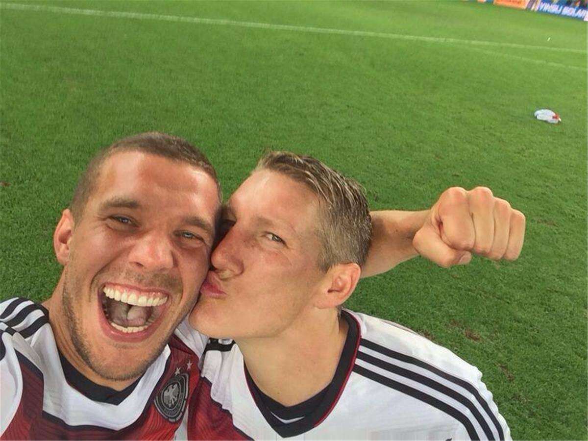 Lukas Podolski (links, mit Bastian Schweinsteiger) ist immer für einen Spaß - und ein Selfie - zu haben.