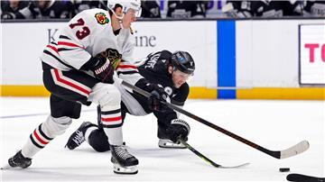 Lukas Reichel (l) bereitete bei der Niederlage seiner Chicago Blackhawks gegen die Tampa Bay Lightning einen Treffer vor.