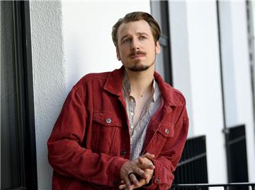 Lukas Strobel, deutscher Hip-Hop-Künstler, ist vor allem bekannt unter dem Namen Alligatoah.