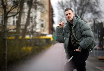 Lukas Strobel ist besser bekannt als der Rapper Alligatoah.