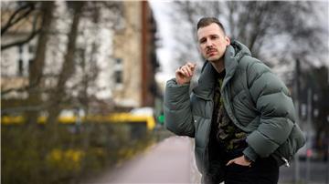 Lukas Strobel ist besser bekannt als der Rapper Alligatoah.