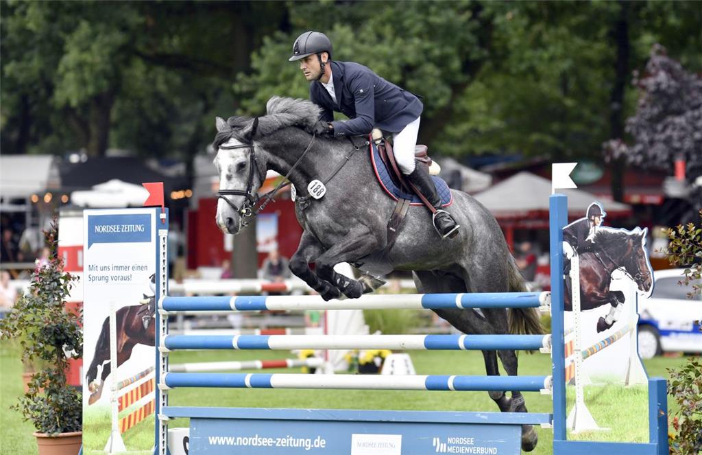 Lukasz Kurpiewski und Calle K. beim M-Springen. Foto: Scheschonka