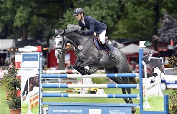 Lukasz Kurpiewski und Calle K. beim M-Springen. Foto: Scheschonka
