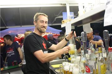 Lunestedts Ortsvorsteher Thorsten Steinberg lebt Bürgerservice pragmatisch: Er zapfte bei LubiRockt für die durstigen Partygäste.