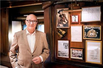 Lutz Natusch beherbergt die original Kapitänskajüte aus der Yacht von Errol Flynn.  