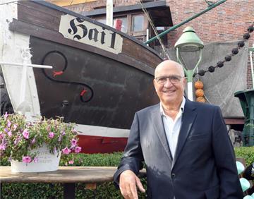 Lutz Natusch vor dem Restaurant.